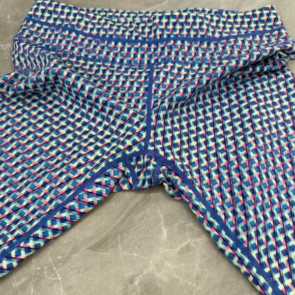 Women’s Athleta Vivid Sonar Ombre Capri Workout Athletic Leggings Size Medium - Picture 4 of 16